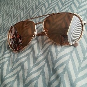 🕶 Gold aviator sunglasses